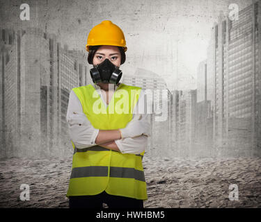 Asiatische Ingenieur tragen Warnweste. Industrielles Konzept Stockfoto