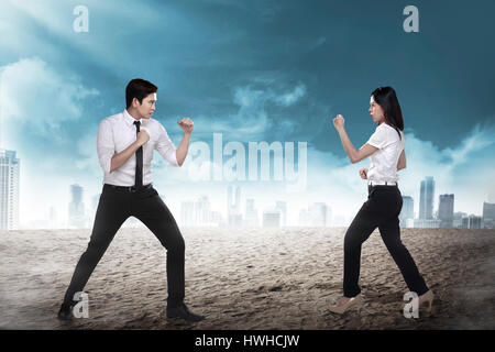 Business-Mann und Frau kämpfen. Arbeitskonzept Wettbewerb Stockfoto