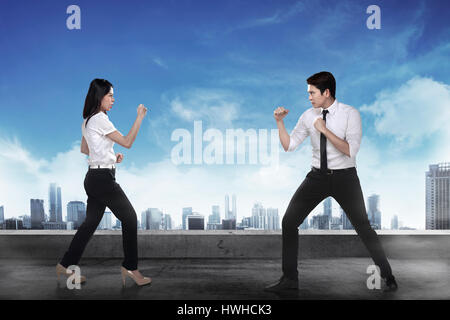 Business-Mann und Frau kämpfen. Arbeitskonzept Wettbewerb Stockfoto