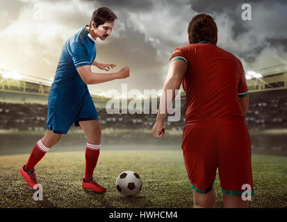 Bild des Fußballspielers von anderen abgefangen Ball dribbeln Stockfoto