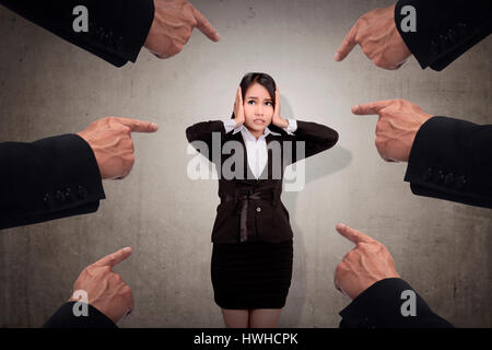 Konzept der Beschuldigten Geschäftsfrau mit Finger zeigen Stockfoto