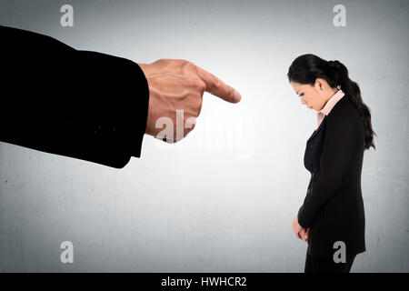 Konzept der Beschuldigten Geschäftsfrau mit Finger zeigen Stockfoto