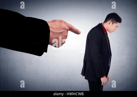 Konzept der Angeklagte Geschäftsmann mit mit Finger zeigen. Menschliches Gesicht Ausdruck Emotion Gefühl Stockfoto
