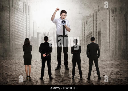 Business Befehl Leader seine mit Megaphon unterordnen. Business Leadership Konzept Stockfoto