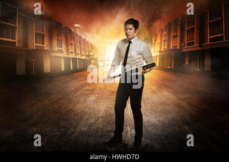 Asiatische Mann im weißen Hemd und Krawatte holding Baseball Bat Stockfoto