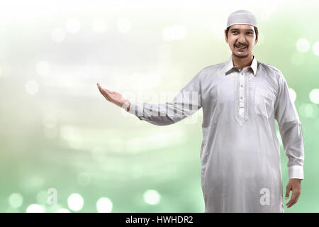 Bild der muslimischen gut aussehender Mann zeigen, etwas Stockfoto