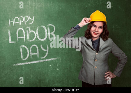 Asiaten tragen gelbe Helm. Tag der Arbeit-Konzept Stockfoto