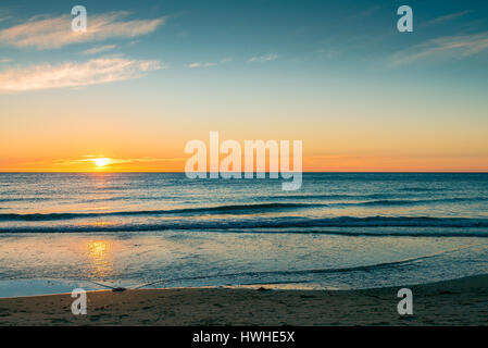 Sonnenuntergang über dem Meer am Glenelg Beach, South Australia Stockfoto