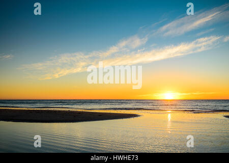 Sonnenuntergang über dem Meer am Glenelg Beach, South Australia Stockfoto