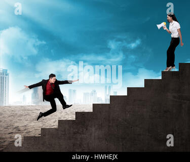 Asiatische Geschäftsleute mit Megaphon sprechen Sie mit dem Freund Stockfoto