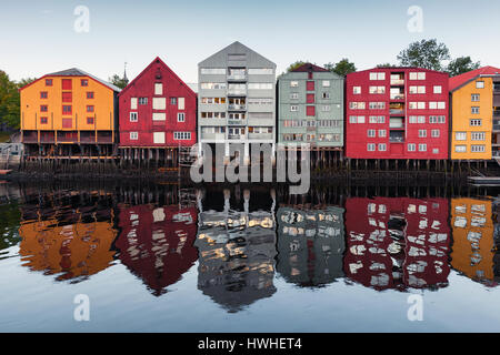 Bunten, traditionellen Holzhäusern in einer Reihe, Altstadt von Trondheim, Norwegen. Küste von Nidelva Fluss Stockfoto