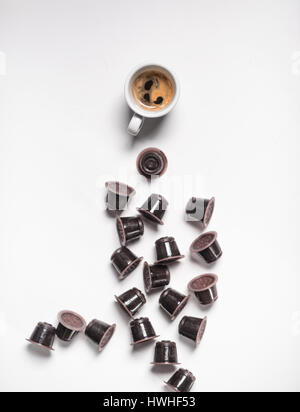 gebrauchten Kaffee-Kapseln und Espresso-Kaffee Stockfoto