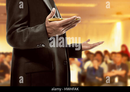 Business Mann Stift mit dem Erklären Geste Stockfoto