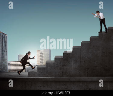 Asiatische Geschäftsleute mit Megaphon sprechen Sie mit dem Freund Stockfoto