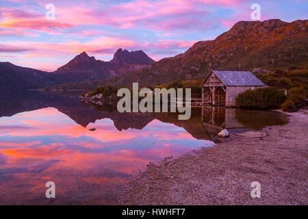 Cradle Mountain und Dove Lake Boatshed im Morgengrauen - Wiege Mtn Lake St Clair N.P - Tasmanien Stockfoto