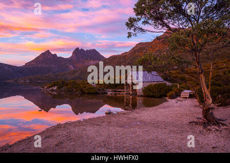 Cradle Mountain und Dove Lake Boatshed im Morgengrauen - Wiege Mtn Lake St Clair N.P - Tasmanien Stockfoto