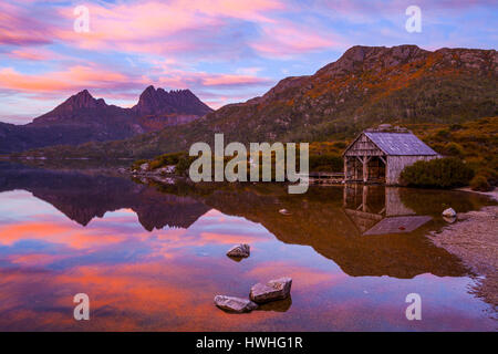 Cradle Mountain und Dove Lake Boatshed im Morgengrauen - Wiege Mtn Lake St Clair N.P - Tasmanien Stockfoto