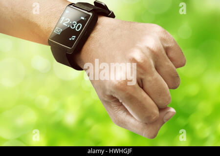 Menschliche Hand tragen smart Watch. wearable Gadgets Konzept Stockfoto