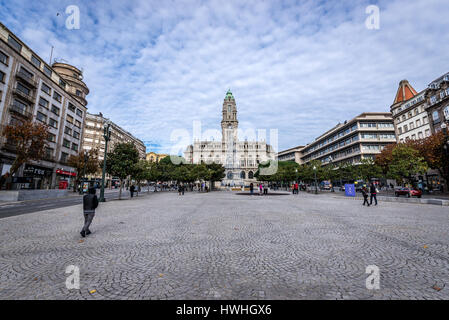 Rathaus von Porto in Porto Stadt auf der iberischen Halbinsel, zweitgrößte Stadt in Portugal von der Avenue der Alliierten (Avenida Dos Aliados) gesehen Stockfoto