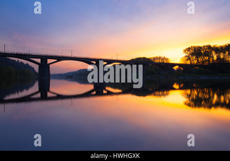 Branik Brücke bei Sonnenaufgang. Diese Brücke, bekannt als Brücke der Intelligenz ist eine Schiene und Fußgänger Brücke über die Moldau in Prag. Stockfoto