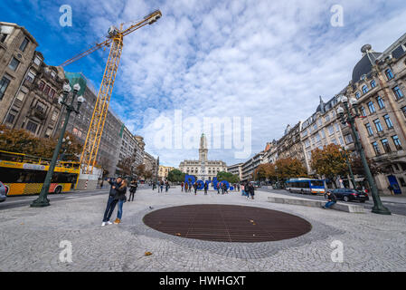 Avenue der Alliierten (Avenida Dos Aliados) in Porto Stadt auf der iberischen Halbinsel, zweitgrößte Stadt in Portugal. Rathaus im Hintergrund Stockfoto