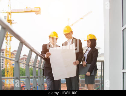 Team von Ingenieuren an der Baustelle Stockfoto