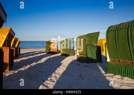 Sandy Beach und traditionellen hölzernen Liegestühle auf der Insel Rügen, Norddeutschland, auf der Küste des baltischen Meeres Stockfoto