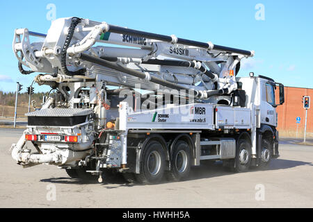 TURKU, Finnland - 18. März 2017: Weiße Mercedes-Benz Arocs 3542 Schwing Stetter S43SXIII Betonpumpe Lkw unterwegs. Die mobile Betonpumpe hat Stockfoto