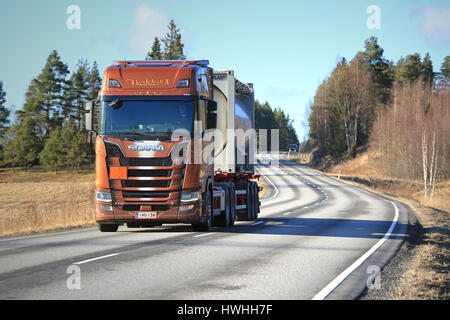 SALO, Finnland - 17. März 2017: Nächste Generation Scania S730 von Heikkila für ADR chemischen Transport bewegt sich auf ländlichen Autobahn im Frühjahr. Stockfoto
