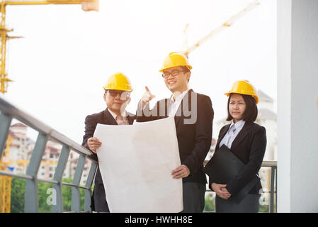 Team von Ingenieuren an der Baustelle Stockfoto