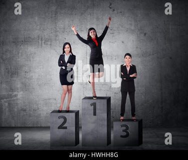 Unternehmer auf dem Podium stehen. Geschäftskonzept Belohnung Stockfoto