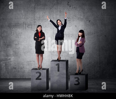 Unternehmer auf dem Podium stehen. Geschäftskonzept Belohnung Stockfoto