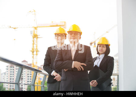 Team von Ingenieuren an der Baustelle Stockfoto