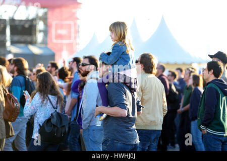 VALENCIA, Spanien - 4 APR: Menschenmenge sehen Sie ein Konzert beim MBC-Fest am 4. April 2015 in Valencia, Spanien. Stockfoto