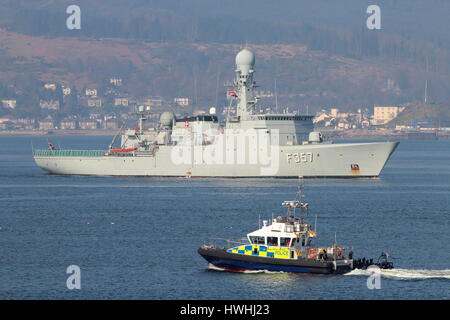 KDM Thetis (F357), eine Fregatte der Thetis-Klasse von der dänischen Marine, Ankunft für Übung Joint Warrior 15-1. Stockfoto