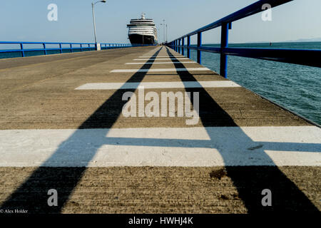 Holland America Kreuzfahrt Schiff angedockt bei Puntarenas, Costa Rica. Stockfoto