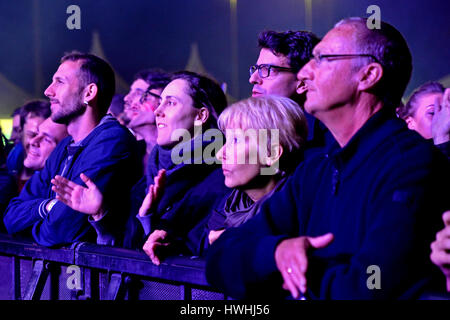 VALENCIA, Spanien - 4 APR: Menschenmenge sehen Sie ein Konzert beim MBC-Fest am 4. April 2015 in Valencia, Spanien. Stockfoto