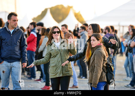 VALENCIA, Spanien - 5 APR: Menschenmenge sehen Sie ein Konzert beim MBC-Fest am 5. April 2015 in Valencia, Spanien. Stockfoto