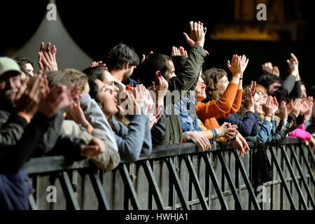 VALENCIA, Spanien - 5 APR: Menschenmenge sehen Sie ein Konzert beim MBC-Fest am 5. April 2015 in Valencia, Spanien. Stockfoto