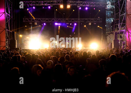 VALENCIA, Spanien - 5 APR: Menschenmenge sehen Sie ein Konzert beim MBC-Fest am 5. April 2015 in Valencia, Spanien. Stockfoto