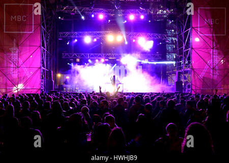 VALENCIA, Spanien - 5 APR: Menschenmenge sehen Sie ein Konzert beim MBC-Fest am 5. April 2015 in Valencia, Spanien. Stockfoto