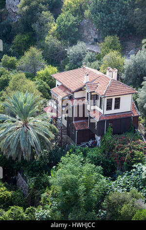 Alanya, Türkei - 29 November: traditionelle Herrenhaus in osmanli Osmanisches anatolischen Stil mit weißen Wänden, Holz- windors und Dachziegel mit umgeben Stockfoto