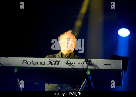 BARCELONA - 27 Mai: Orchestral Manoeuvres in the Dark, auch bekannt als OMD (band) im Konzert im Primavera Sound Festival 2015, ATP-Bühne, am 27. Mai 2 Stockfoto