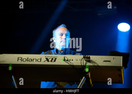 BARCELONA - 27 Mai: Orchestral Manoeuvres in the Dark, auch bekannt als OMD (band) im Konzert im Primavera Sound Festival 2015, ATP-Bühne, am 27. Mai 2 Stockfoto