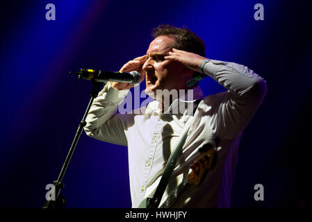 BARCELONA - 27 Mai: Orchestral Manoeuvres in the Dark, auch bekannt als OMD (band) im Konzert im Primavera Sound Festival 2015, ATP-Bühne, am 27. Mai 2 Stockfoto