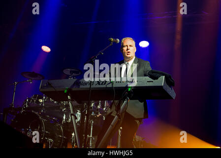 BARCELONA - 27 Mai: Orchestral Manoeuvres in the Dark, auch bekannt als OMD (band) im Konzert im Primavera Sound Festival 2015, ATP-Bühne, am 27. Mai 2 Stockfoto