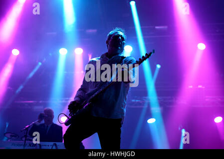 BARCELONA - 27 Mai: Orchestral Manoeuvres in the Dark, auch bekannt als OMD (band) im Konzert im Primavera Sound Festival 2015, ATP-Bühne, am 27. Mai 2 Stockfoto