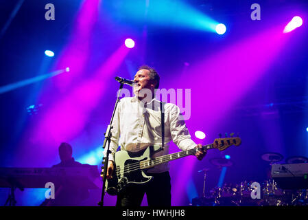 BARCELONA - 27 Mai: Orchestral Manoeuvres in the Dark, auch bekannt als OMD (band) im Konzert im Primavera Sound Festival 2015, ATP-Bühne, am 27. Mai 2 Stockfoto