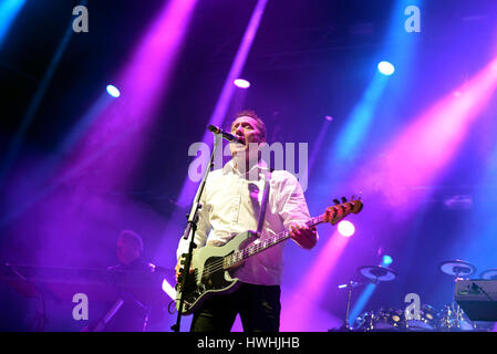 BARCELONA - 27 Mai: Orchestral Manoeuvres in the Dark, auch bekannt als OMD (band) im Konzert im Primavera Sound Festival 2015, ATP-Bühne, am 27. Mai 2 Stockfoto