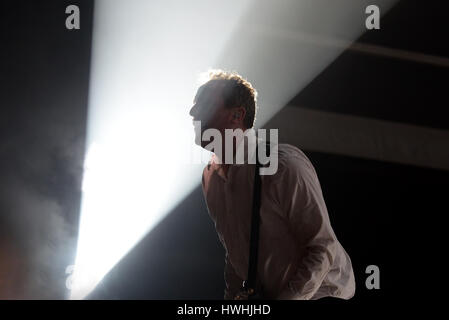 BARCELONA - 27 Mai: Orchestral Manoeuvres in the Dark, auch bekannt als OMD (band) im Konzert im Primavera Sound Festival 2015, ATP-Bühne, am 27. Mai 2 Stockfoto